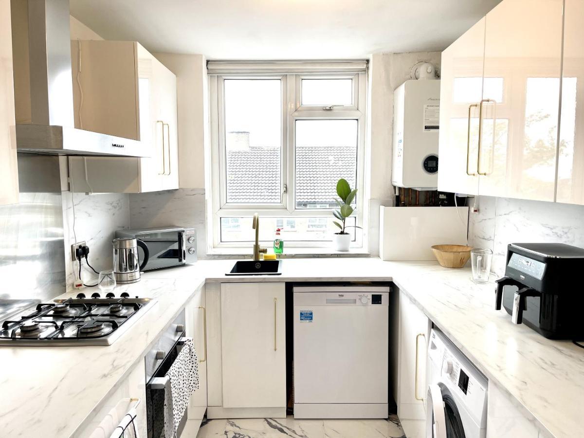 Beautiful 3-Bed Apartment At Swiss Cottage Londres Exterior foto