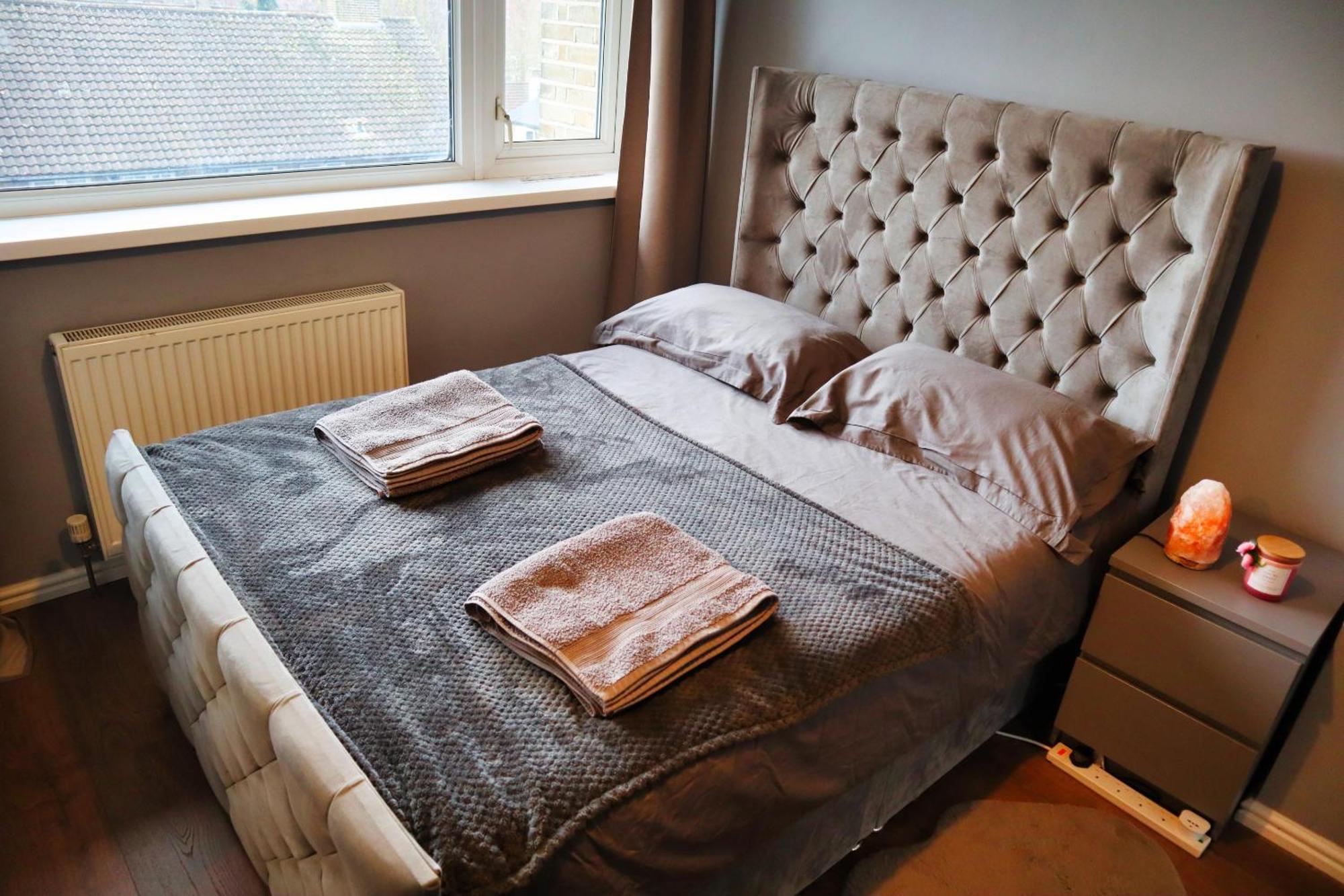 Beautiful 3-Bed Apartment At Swiss Cottage Londres Exterior foto